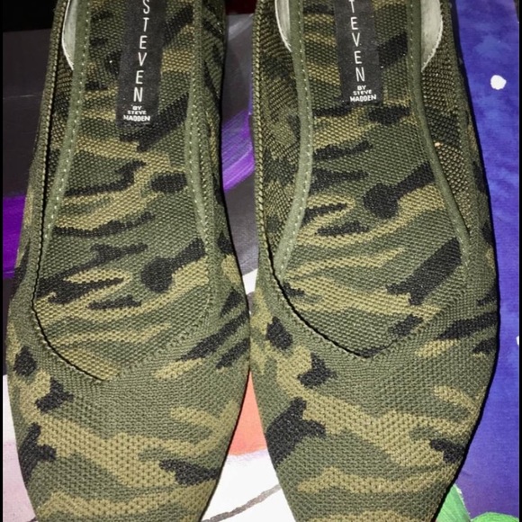 SOLD / Steve Madden Camo Flats - Picture 3 of 8